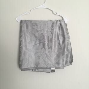 Martha Stewart Christmas Rectangle Tablecloth Silver Damask Poinsettia 100 x 60"